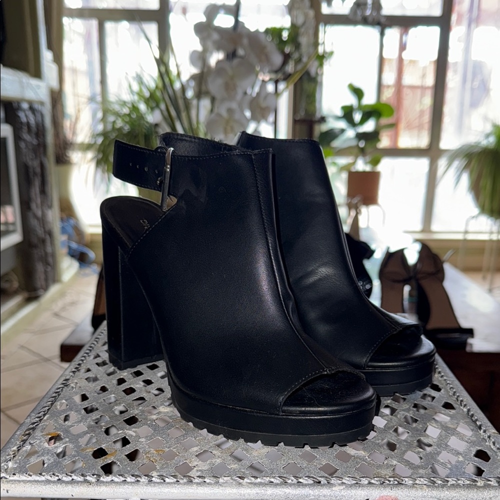 Divided Black Heeled Boots with Chunky Heel